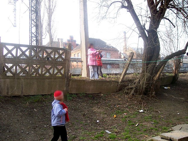 Dzieci często bawią się tuż przy torach.
