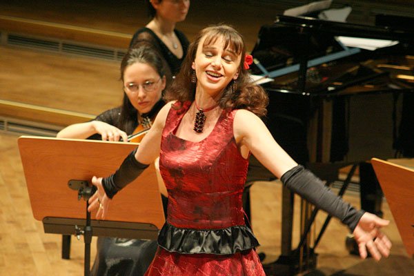 Anna Skóra (mezzosopran), Teresa Kisiołek (altówka), Róża Wysocka (fortepian).