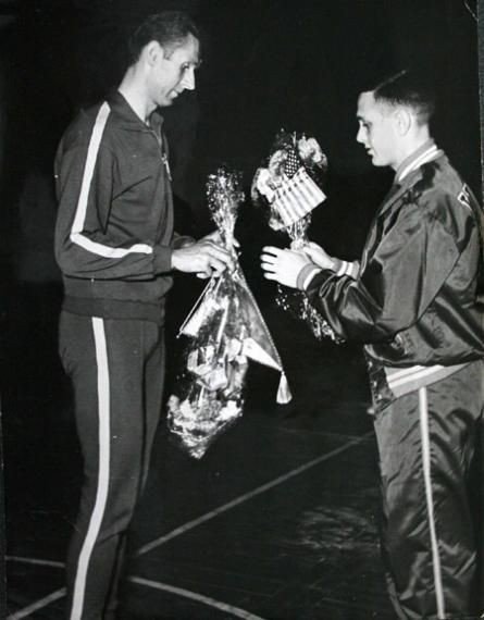 J. Wichowski i kapitan drużyny amerykańskiej wymieniają proporczyki i kwiaty przed meczem Polska – USA w Łodzi (1964 r.), kiedy to nasi koszykarze jedyny raz wygrali z USA 82:73