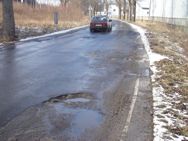 na-ul-omnickiej-dziury-jak-po-bombach-mozna-uszkodzic-auto-foto-44600