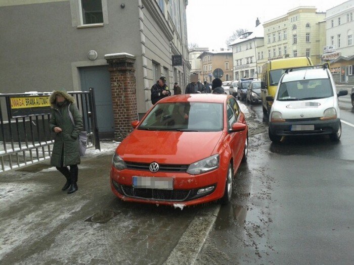 zablokowaa-brame-przy-ul-bankowej-foto-44784