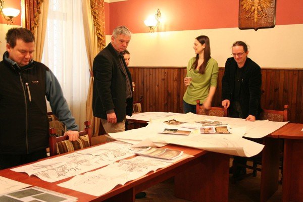 jury-postanowio-stylizowane-drogowskazy-dla-szklarskiej-poreby-wyrzezbi-artystka-z-borowic-foto-44868