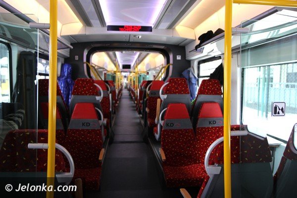 ferrari-wsrod-pociagow-zajechao-na-stacje-pkp-w-jeleniej-gorze-foto-44940