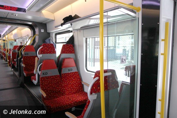 ferrari-wsrod-pociagow-zajechao-na-stacje-pkp-w-jeleniej-gorze-foto-44940
