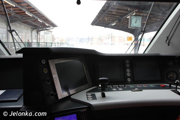 ferrari-wsrod-pociagow-zajechao-na-stacje-pkp-w-jeleniej-gorze-foto-44940