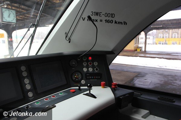 ferrari-wsrod-pociagow-zajechao-na-stacje-pkp-w-jeleniej-gorze-foto-44940
