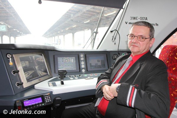 ferrari-wsrod-pociagow-zajechao-na-stacje-pkp-w-jeleniej-gorze-foto-44940