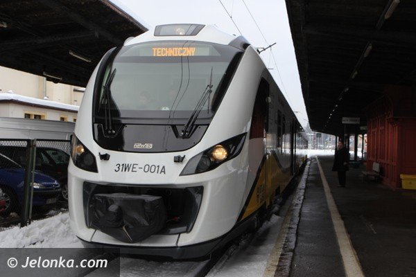 ferrari-wsrod-pociagow-zajechao-na-stacje-pkp-w-jeleniej-gorze-foto-44940
