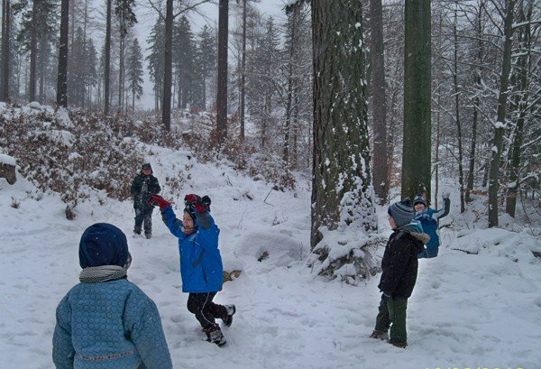 przedszkolaki-dokarmiay-lesne-zwierzeta-i-szukay-ich-tropow-foto-44968