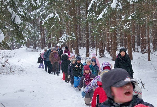 przedszkolaki-dokarmiay-lesne-zwierzeta-i-szukay-ich-tropow-foto-44968