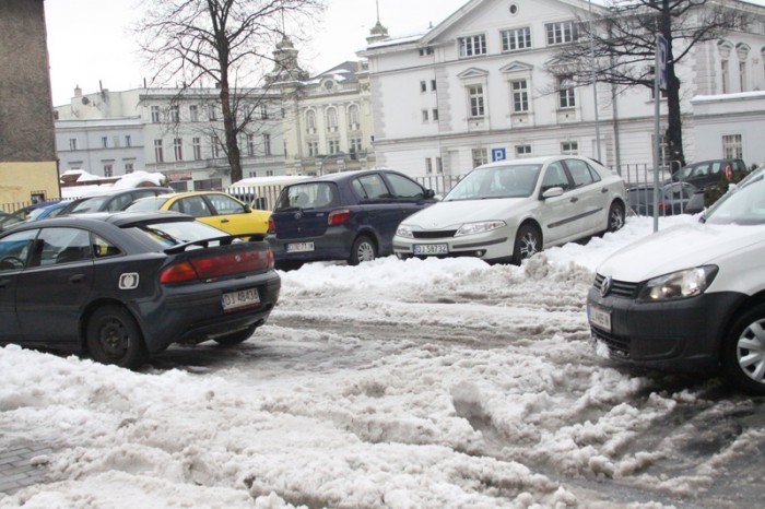 mieszkancy-miejski-parking-tonie-w-sniegu-foto-44970