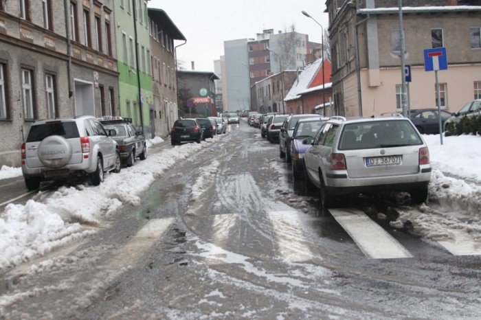 mieszkancy-miejski-parking-tonie-w-sniegu-foto-44970
