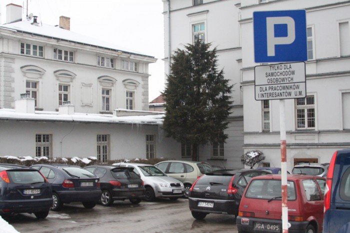 mieszkancy-miejski-parking-tonie-w-sniegu-foto-44970