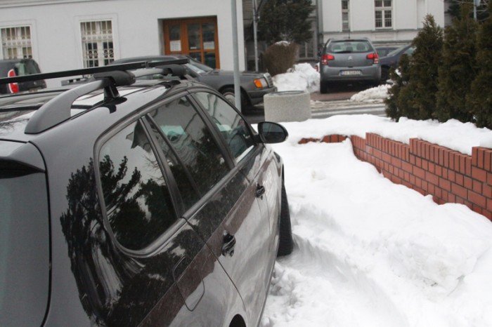 mieszkancy-miejski-parking-tonie-w-sniegu-foto-44970