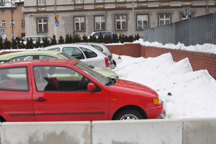 mieszkancy-miejski-parking-tonie-w-sniegu-foto-44970