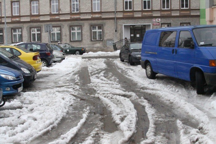 mieszkancy-miejski-parking-tonie-w-sniegu-foto-44970