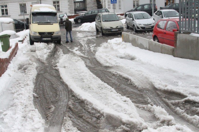 mieszkancy-miejski-parking-tonie-w-sniegu-foto-44970