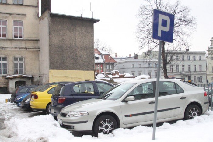 mieszkancy-miejski-parking-tonie-w-sniegu-foto-44970