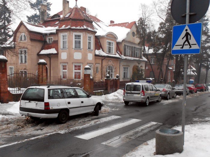 zaparkowa-na-pasach-bo-byy-odsniezone-foto-45001