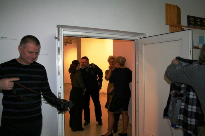 dwie-skrajne-osobowosci-na-podwojnym-wernisazu-w-bwa-foto-45201