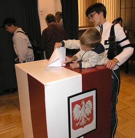 Chociaż przy urnach zabrakło młodych ludzi, to jednak dwuipółletni Filip zdecydował się wybrać lepszą Polskę, na razie z podpowiedzią rodziców. Za kilkanaście lat to on będzie wybierał ludzi, którzy wezmą na siebie obowi