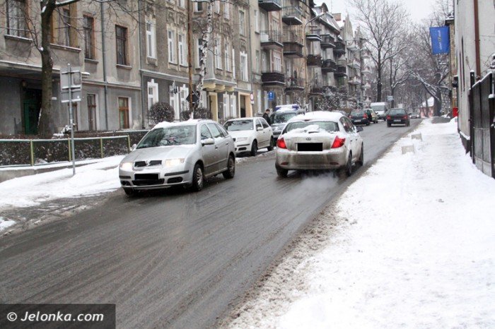 ostroznie-noga-z-gazu-na-drogach-jest-bardzo-slisko-foto-45283