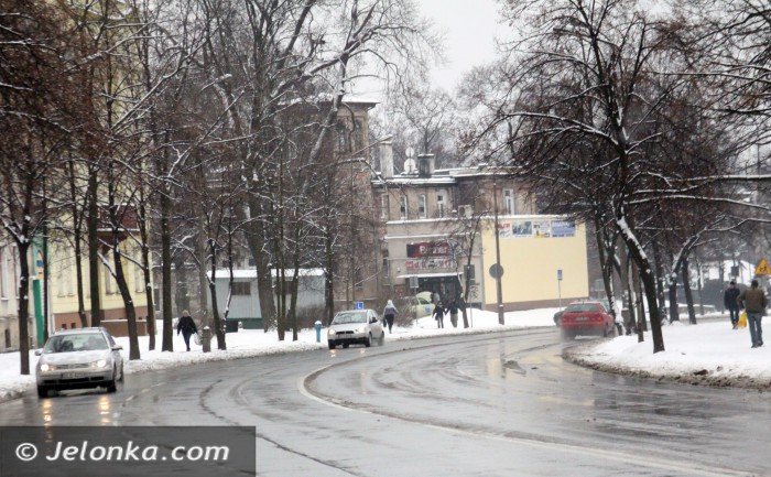 ostroznie-noga-z-gazu-na-drogach-jest-bardzo-slisko-foto-45283