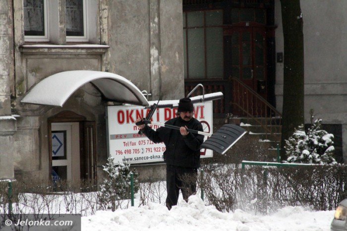 ostroznie-noga-z-gazu-na-drogach-jest-bardzo-slisko-foto-45283