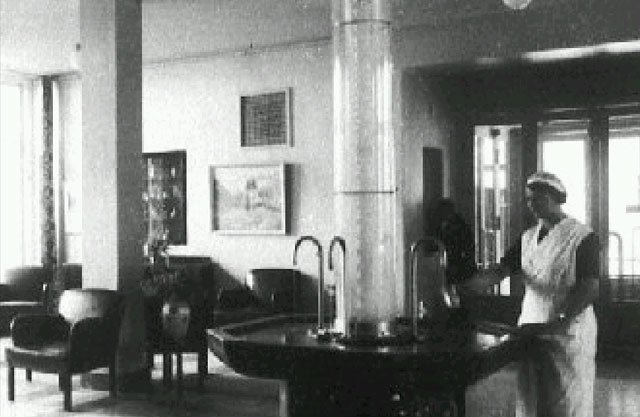 Pijalnia wód mineralnych. Niewiele się zmieniła. Nie ma już potężnych foteli art deco. Woda była racjonowana na szklanki.