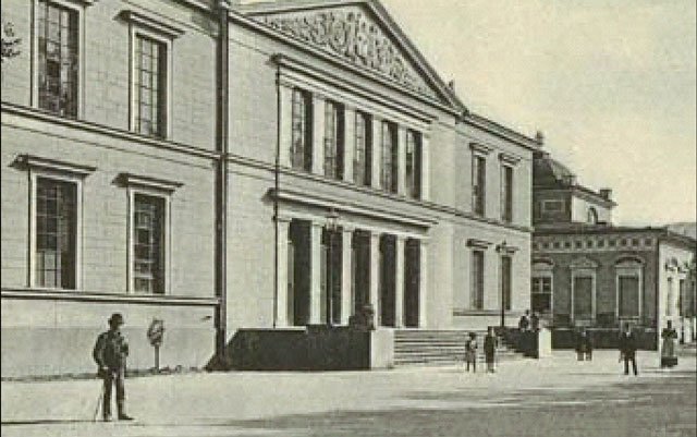 Teatr Zdrojowy (w tle Galeria). Kuracjusze z uwagą przypatrują się fotografowi. To jedno ze starszych zdjęć obrazujących dawne Cieplice.