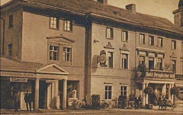 Hotel Prussischer Hof (Pruski Dwór). Sielskie popołudnie i nieistniejące już dziś rzemieślnicze kramy. W przyziemiu dawnego hotelu w latach 90-tych ubiegłego wieku powstała Pizzeria Mafioso.