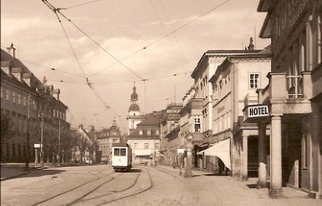 Tramwajowy czar na Schlossenplatz (placu Piastowskim) – mijanka przed pałacem Schaffgotschów. Tramwaj naprawdę był czerwony. Białym uczyniła go panchromatyczna klisza, nie czuła na czerwień.