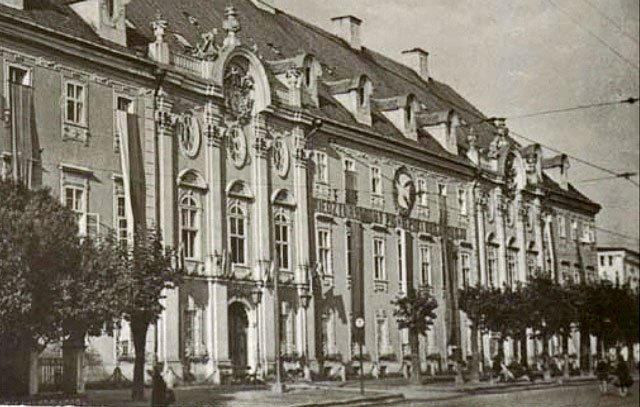 Międzynarodowy Dzień Pokoju w świątecznie udekorowanym w barwy narodowe pałacu Schaffgotschów. Obok herbu szlacheckiego rodu, gołąbek pokoju. Lata PRL.