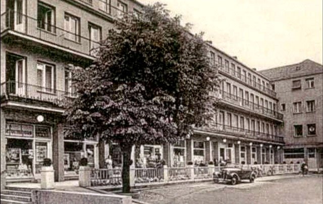 Kurhaus (Dom Zdrojowy) niedługo po oddaniu do użytku. Bogatszych kuracjuszy przywoziły luksusowe limuzyny niemal pod same drzwi. Lata 30-te.