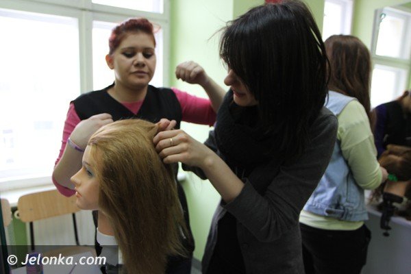 uczniowie-poznawali-rozne-zawody-w-jeleniogorskiej-handlowce-foto-45341