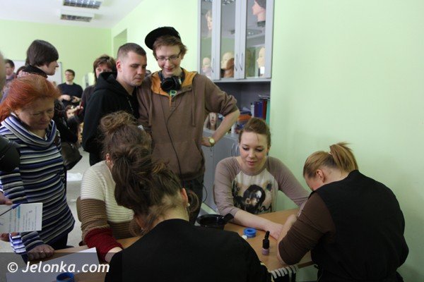 uczniowie-poznawali-rozne-zawody-w-jeleniogorskiej-handlowce-foto-45341