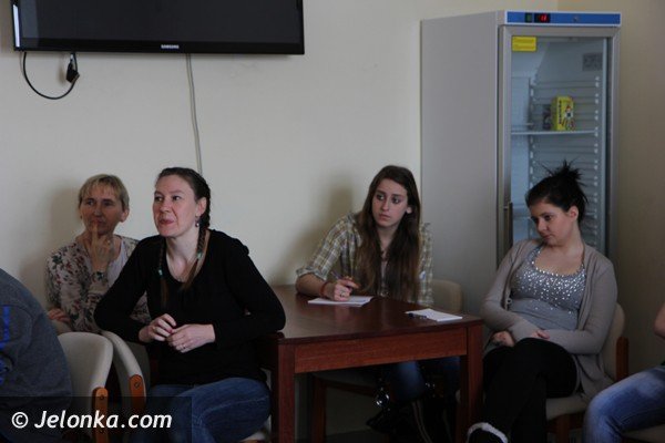 uczniowie-poznawali-rozne-zawody-w-jeleniogorskiej-handlowce-foto-45341