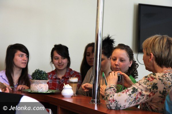 uczniowie-poznawali-rozne-zawody-w-jeleniogorskiej-handlowce-foto-45341