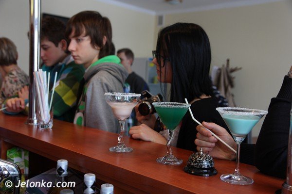 uczniowie-poznawali-rozne-zawody-w-jeleniogorskiej-handlowce-foto-45341