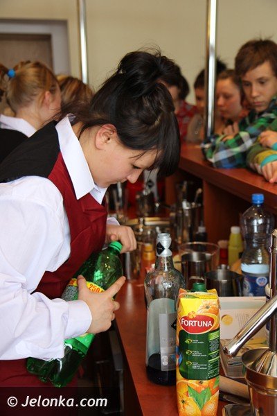 uczniowie-poznawali-rozne-zawody-w-jeleniogorskiej-handlowce-foto-45341