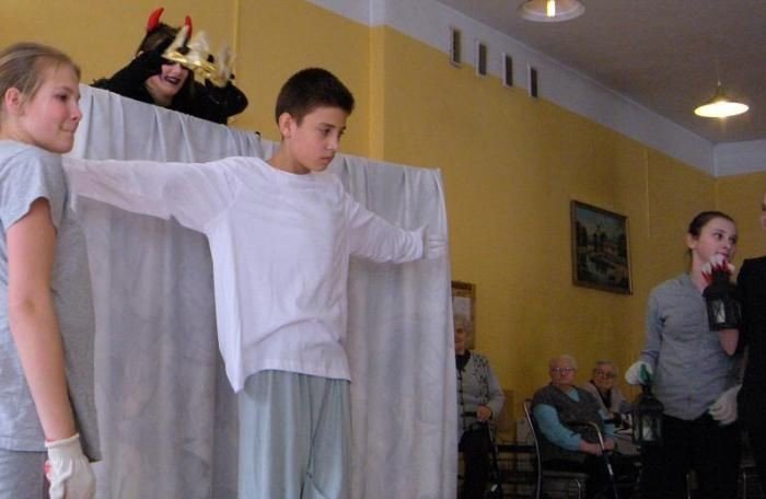widowisko-o-zmartwychwstaniu-w-domu-pogodnej-jesieni-foto-45563