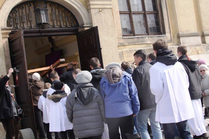 jeleniogorzanie-droga-krzyzowa-daje-nam-sie-foto-45623