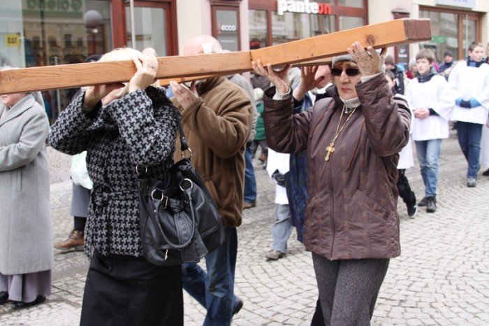 jeleniogorzanie-droga-krzyzowa-daje-nam-sie-foto-45623