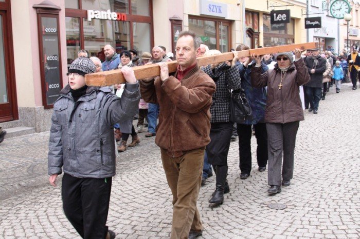 jeleniogorzanie-droga-krzyzowa-daje-nam-sie-foto-45623