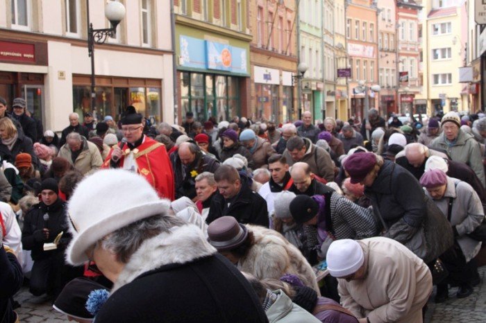 jeleniogorzanie-droga-krzyzowa-daje-nam-sie-foto-45623