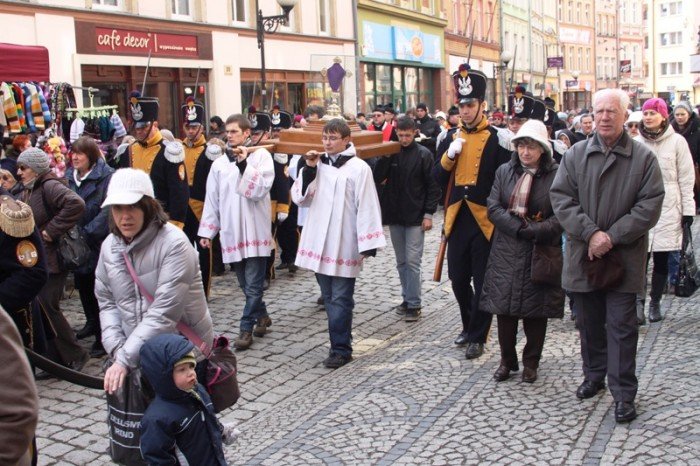 jeleniogorzanie-droga-krzyzowa-daje-nam-sie-foto-45623