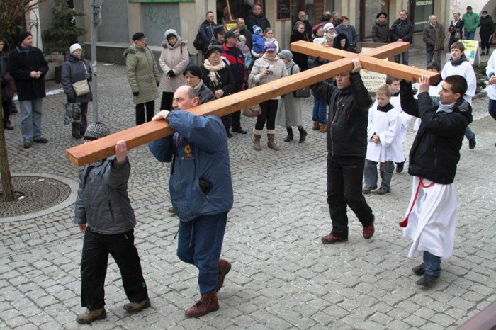jeleniogorzanie-droga-krzyzowa-daje-nam-sie-foto-45623