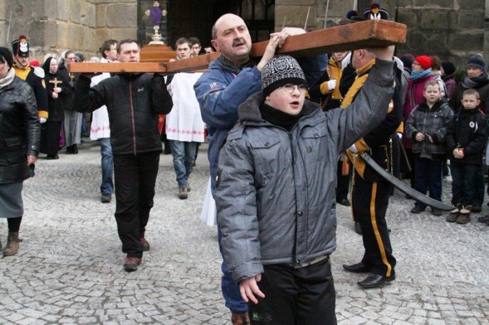 jeleniogorzanie-droga-krzyzowa-daje-nam-sie-foto-45623