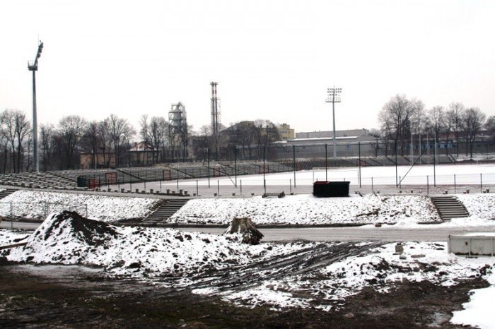 pracownicy-buduja-stadion-przy-zotniczej-za-darmo-foto-45676