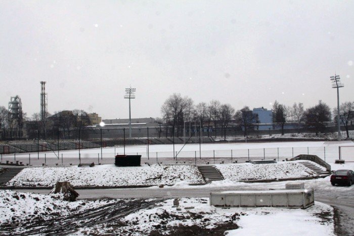 pracownicy-buduja-stadion-przy-zotniczej-za-darmo-foto-45676